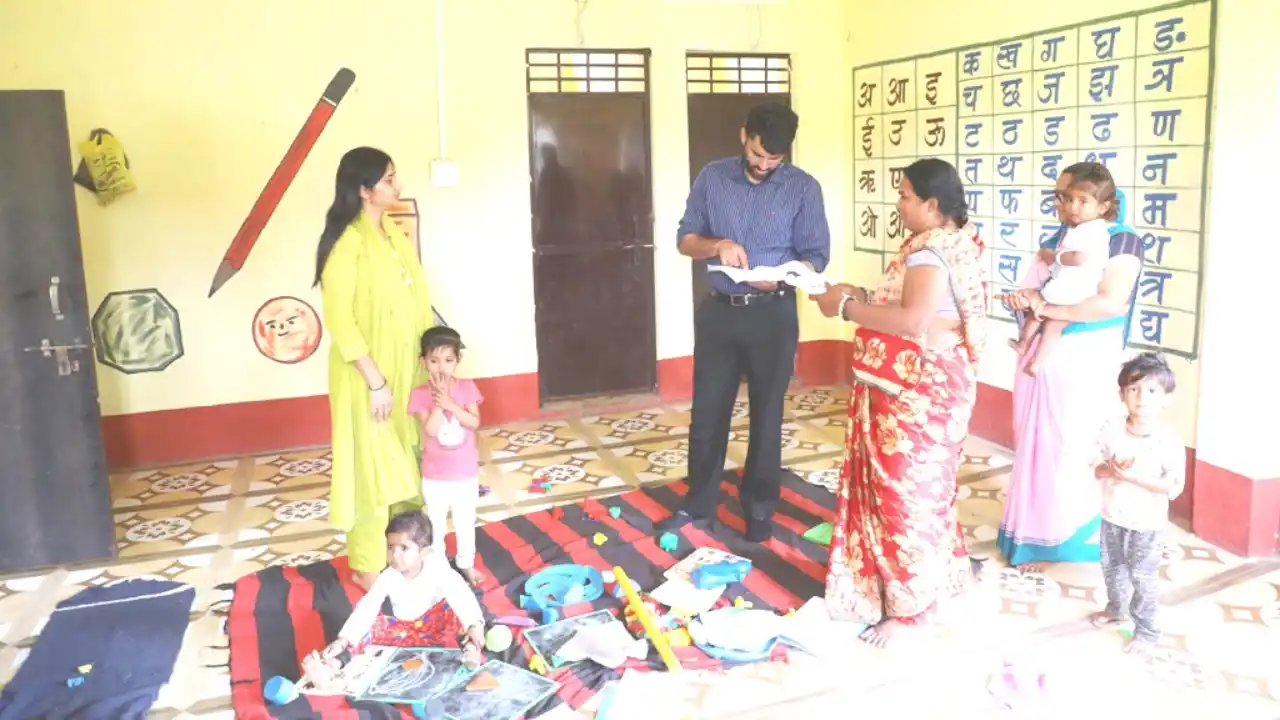 कलेक्टर ने किया आंगनवाडी केंद्र बरलाई का निरीक्षण कलेक्टर ने किया आंगनवाडी केंद्र बरलाई का निरीक्षण