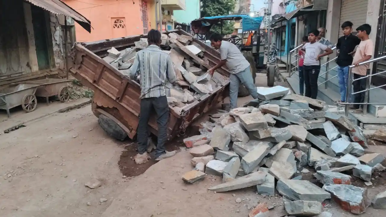 गड्ढों में गिरती जनता, मौन प्रशासन रतनगढ़ में विकास या विनाश?