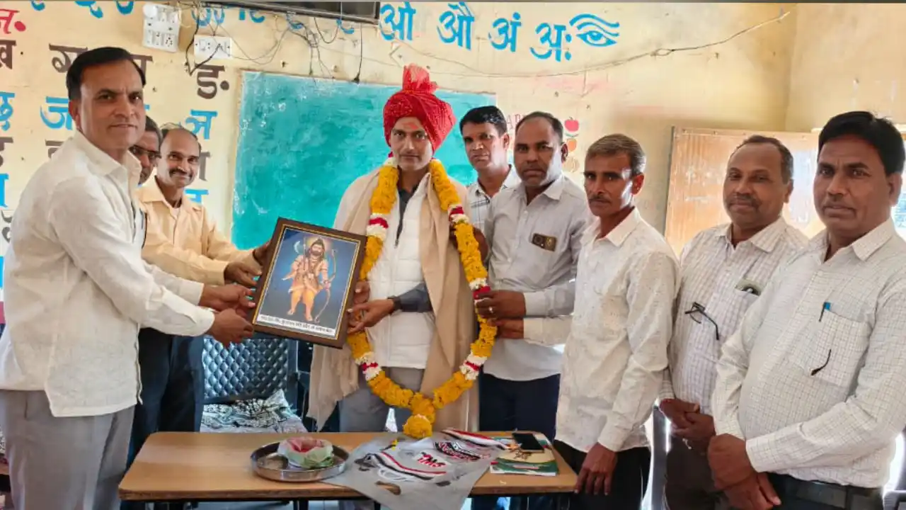 गुजरथ स्कूल में विदाई समारोह, छात्र छात्राओं व शिक्षक का सम्मान