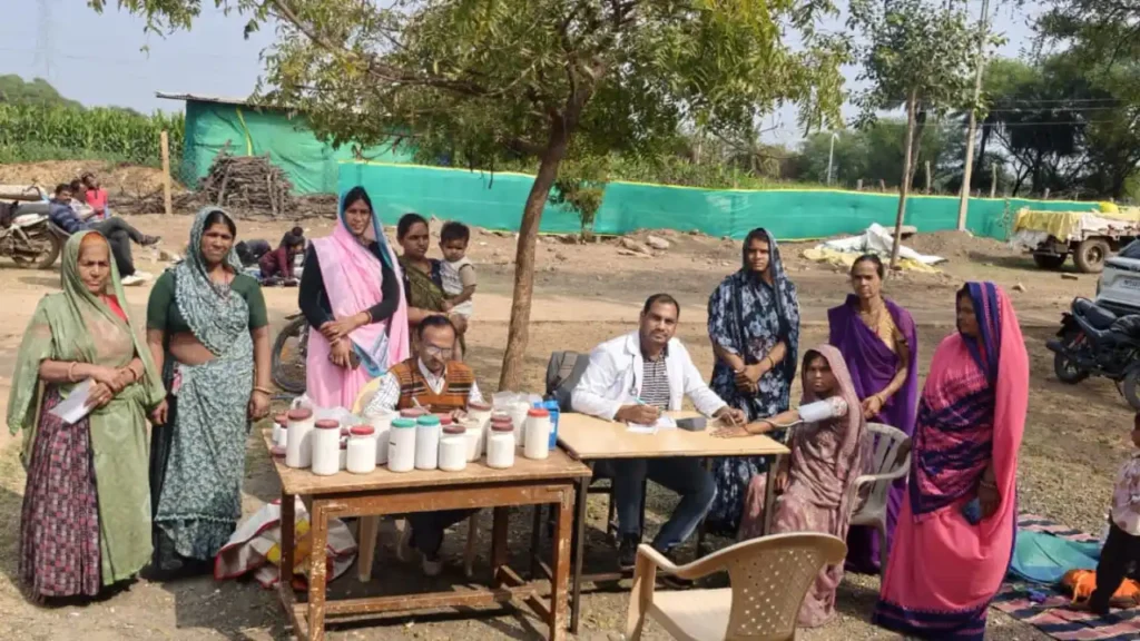 बडोली में आयुर्वेद चिकित्‍सा शिविर - 77 रोगियों ने लिया लाभ