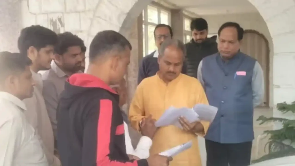 प्रत्येक जन की समस्याओं का समाधान सबका साथ, सबका सम्मान लोकप्रिय कैबिनेट मंत्री हेमंत मीणा ने जयपुर निवास स्थान पर की जनसुनवाई