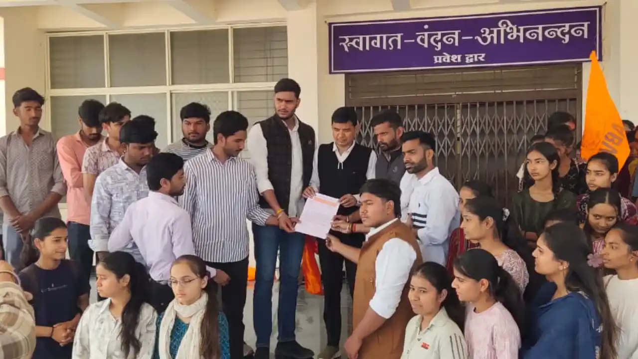 महाविद्यालय जीरन में प्राचार्य–सहकर्मी के साथ विवाद को लेकर एबीवीपी ने कॉलेज के गेट बंद कर किया धरना प्रदर्शन