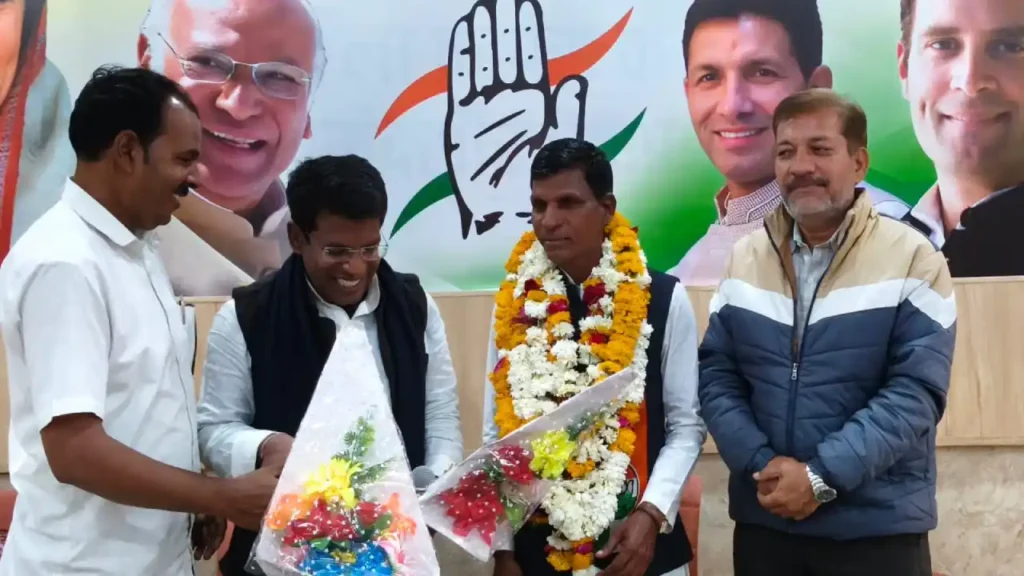 संगठन सृजन अभियान के तहत अजा विभाग के जिला प्रभारी हीरालाल परमार ने जिला कांग्रेस कार्यालय पर कार्यकर्ताओं से किया विचार-विमर्श  