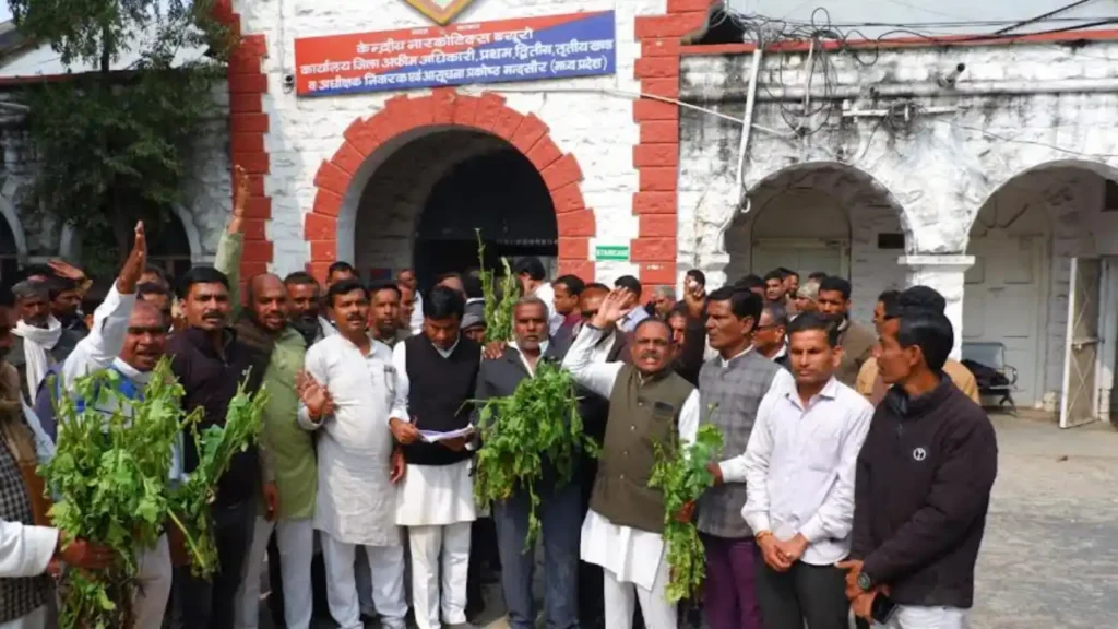 अफीम उत्पादक किसानों को बगैर सर्वे के राहत व मुआवजा देने की मांग को लेकर नारकोटिक्स विभाग को सौपा ज्ञापन।