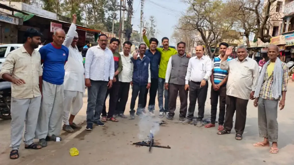 कुकड़ेश्वर ब्लॉक कांग्रेस ने जलाया पुतला, भाजपा के विरोध में जमकर की नारेबाजी