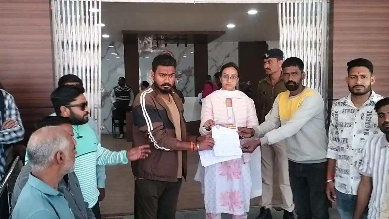 नीमच में गौवंश से जुड़ी समस्याओं को लेकर गौ सेवा समिति नीमच गऊ सेवा दल ने कलेक्टर को ज्ञापन सौंपा है।