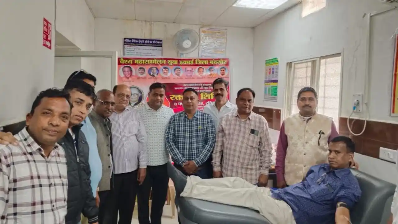 वैश्य महासम्मेलन युवा इकाई द्वारा मंदसौर में 20 यूनिट रक्तदान किया गया