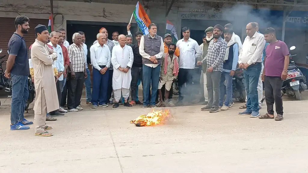 रतनगढ़ कांग्रेस का विरोध प्रदर्शन, तीन मंत्रियों के पुतले जलाए