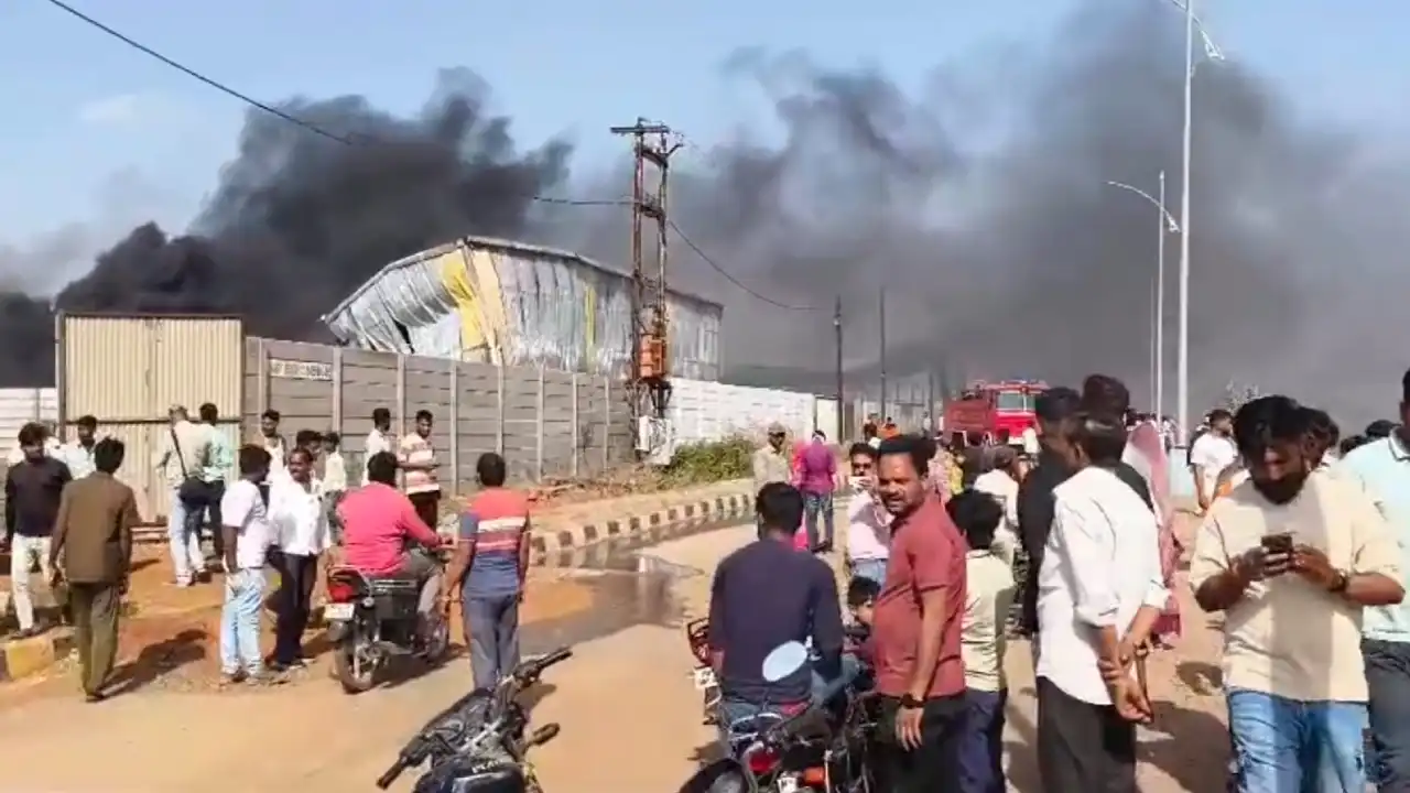 झाझंरवाड़ा इंडस्ट्रियल एरिया में धधका कोल्ड स्टोरेज, आसमान में छाया काला धुआं झाझंरवाड़ा इंडस्ट्रियल एरिया में धधका कोल्ड स्टोरेज, आसमान में छाया काला धुआं