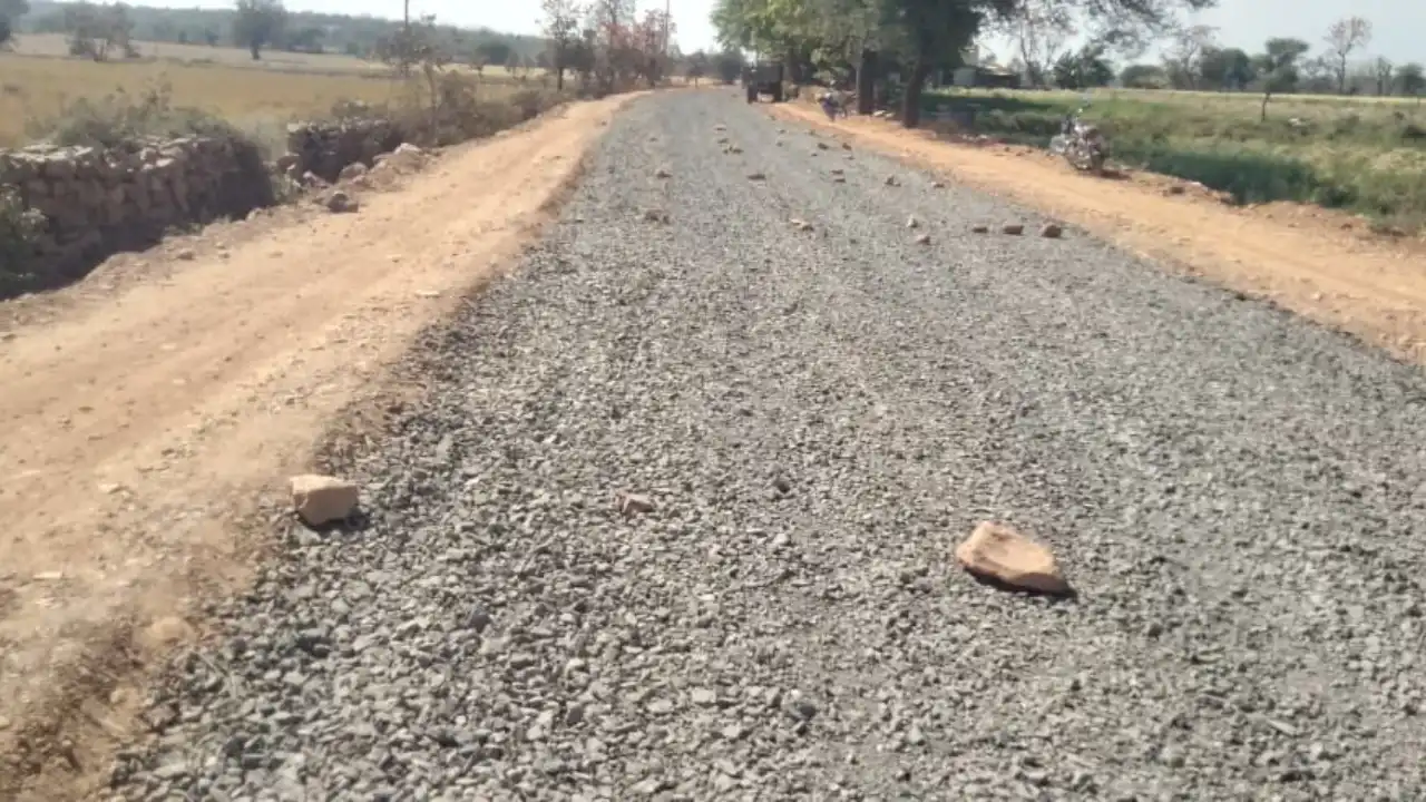 प्रशासनिक लापरवाही की भेंट चढ़ा आस्था का मार्ग: चीताखेड़ा में आक्रोश, कभी भी फूट सकता है ग्रामीणों का गुस्सा प्रशासनिक लापरवाही की भेंट चढ़ा आस्था का मार्ग: चीताखेड़ा में आक्रोश, कभी भी फूट सकता है ग्रामीणों का गुस्सा