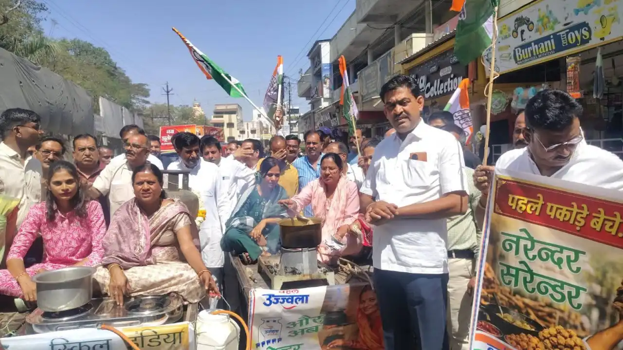 गैस की किल्लत व बढ़ी कीमतों के विरोध में कांग्रेस पार्टी का गांधी चौराहा से घंटाघर तक किया जोरदार प्रदर्शन