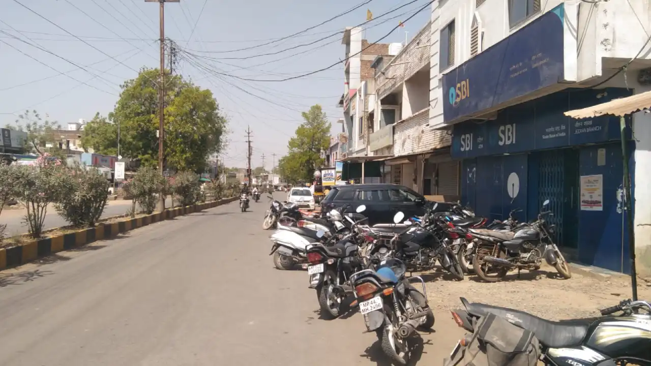 जीरन में बढ़ता अतिक्रमण बना मुसीबत, बस स्टैंड से गणपति मंदिर तक यातायात प्रभावित