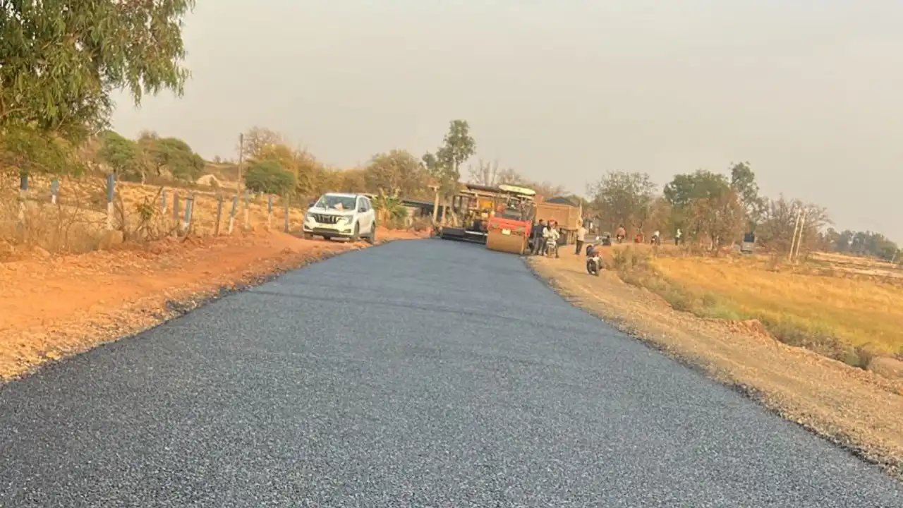 चीताखेड़ा–आवरी माता मार्ग का डामरीकरण शुरू, लंबे इंतजार के बाद मिली राहत