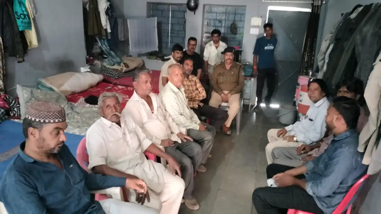 आगामी त्योहारों को लेकर चौकी पर हुई शांति समिति की बैठक,शांति और सदभाव के साथ मनाएं सभी त्योहार आगामी त्योहारों को लेकर चौकी पर हुई शांति समिति की बैठक,शांति और सदभाव के साथ मनाएं सभी त्योहार