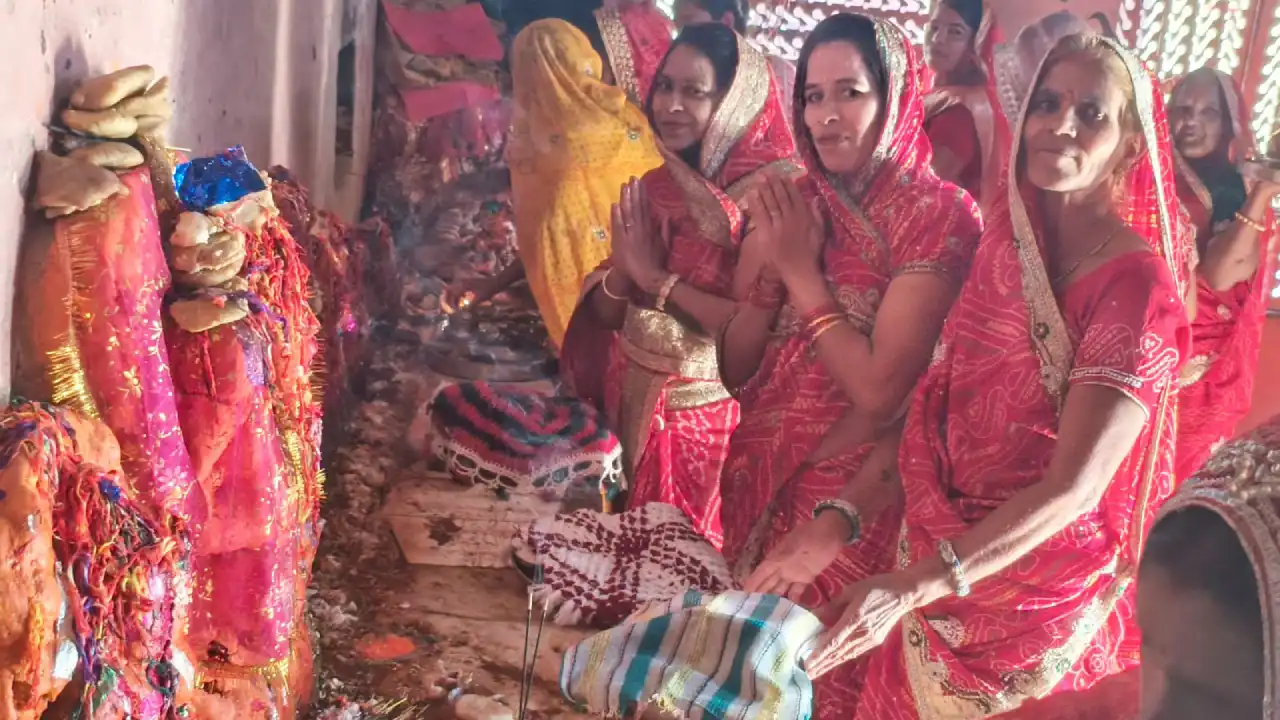 पूरी आस्था और श्रद्धा के साथ महिलाओं ने शीतला माता को बासी भोजन (ढोकला)का लगाया भोग की पूजा