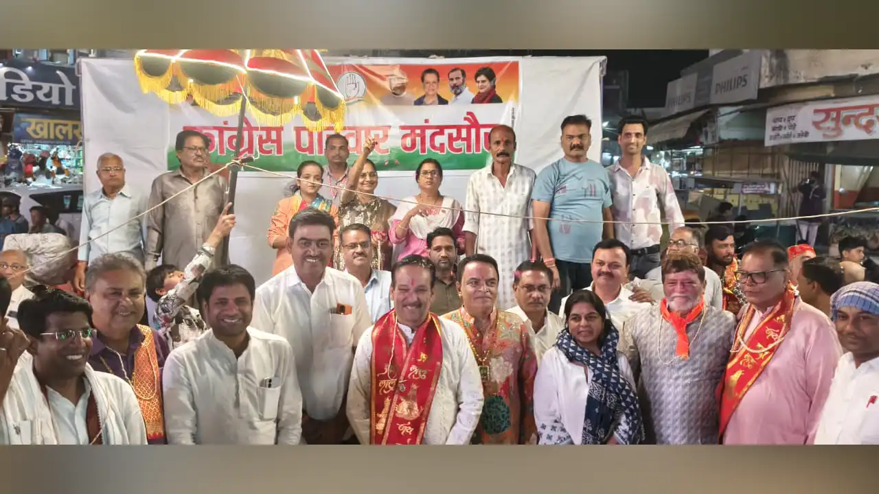 चेटीचंड पर्व पर निकले चल समारोह का कांग्रेसजन ने किया भव्य स्वागत, विधायक विपिन जैन ने दी शुभकामनाएं