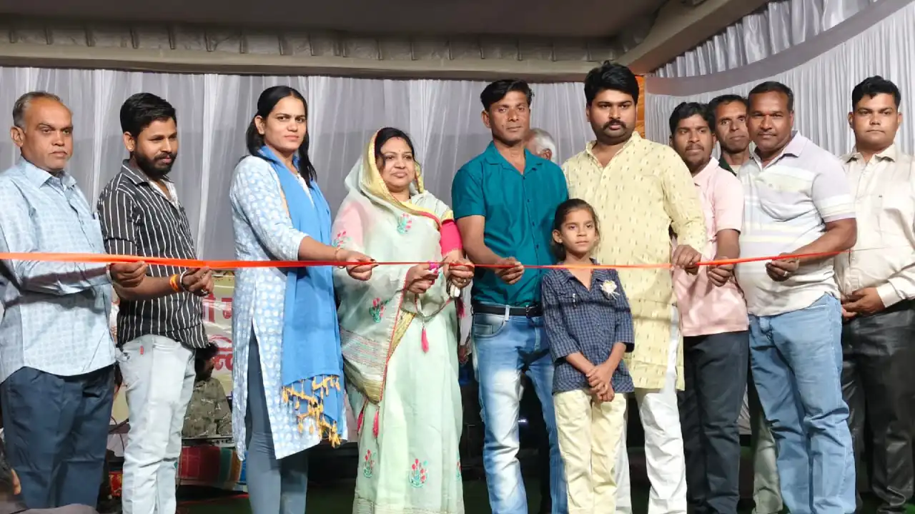 मेले का और सांस्कृतिक कार्यक्रमों का जनपद सदस्य व सरपंच ने फीता काट कर शुभारंभ किया