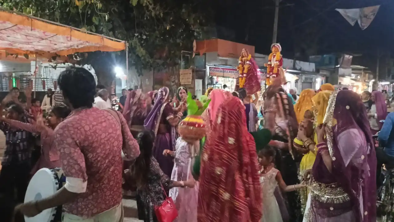 ग्राम झांतला में गणगौर तीज पर जागरूक महिला मंडल द्वारा भव्य शोभायात्रा निकाली गई।