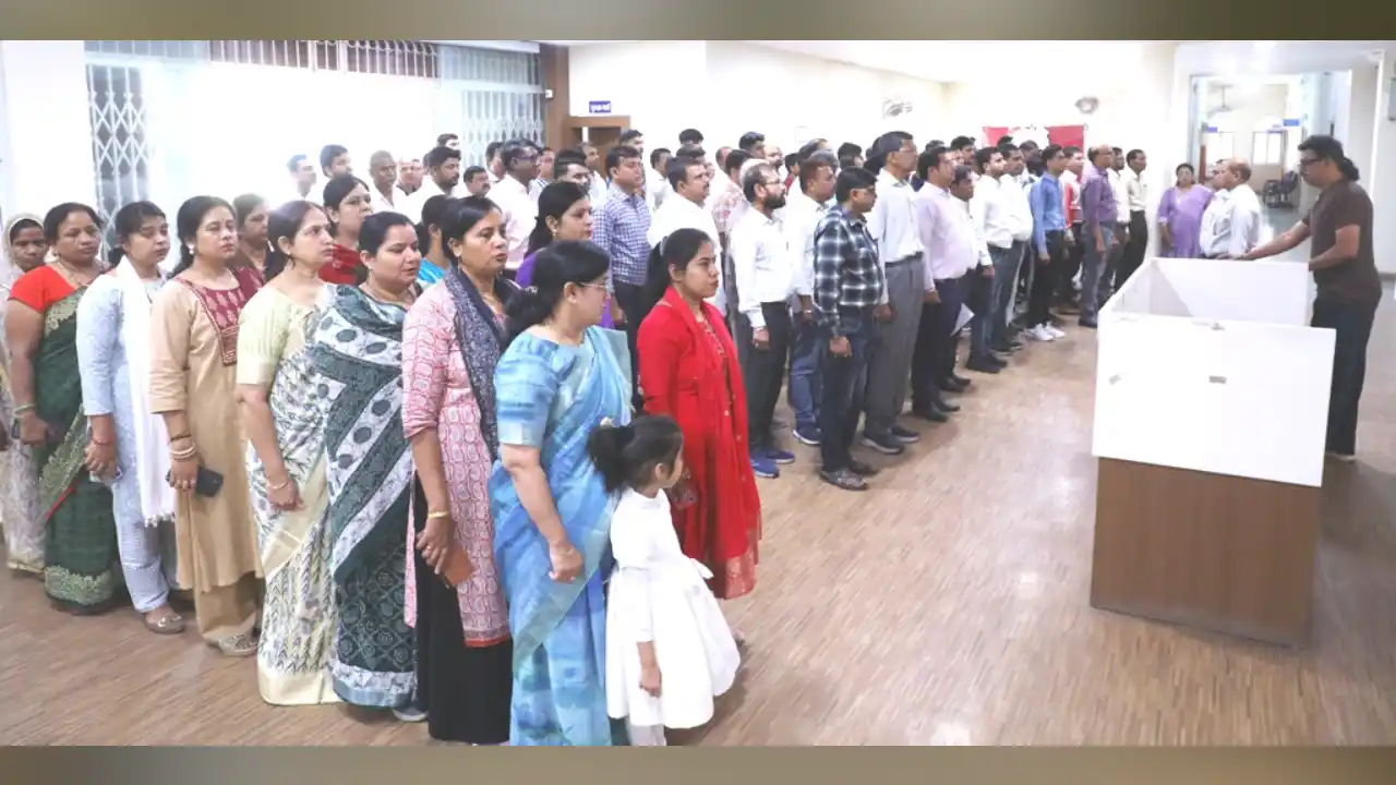 कलेक्टोरेट में सामुहिक राष्ट्रगॉन एवं वन्दे मातरम का गायन कलेक्टोरेट में सामुहिक राष्ट्रगॉन एवं वन्दे मातरम का गायन