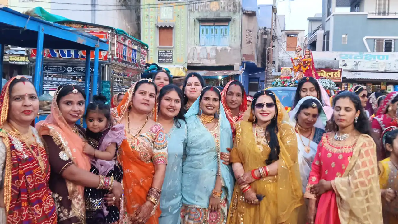 खनकती चूड़ियां और गूंजते लोकगीत: रतनगढ़ में श्रद्धा और उल्लास के साथ धूमधाम से मनाया गया गणगौर उत्सव