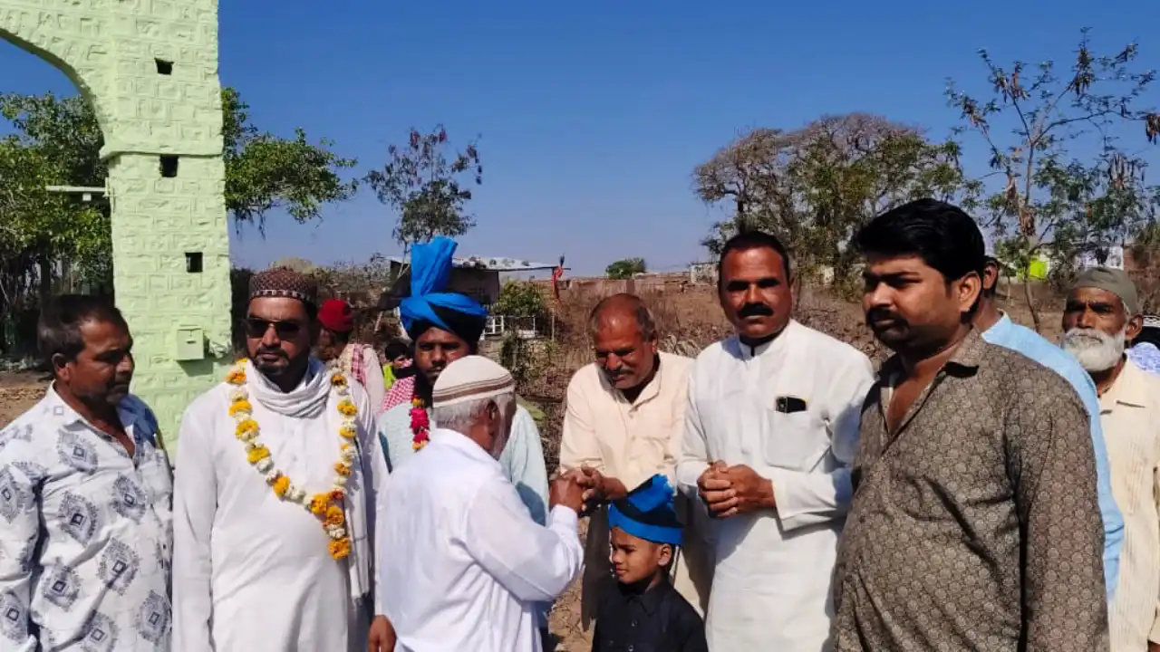 दिखा चांद तो मुस्लिम कोम ने पूरे शिद्दत के साथ मनाई ईद, अल्लाह ताला से मांगी अमन चैन की दुआ