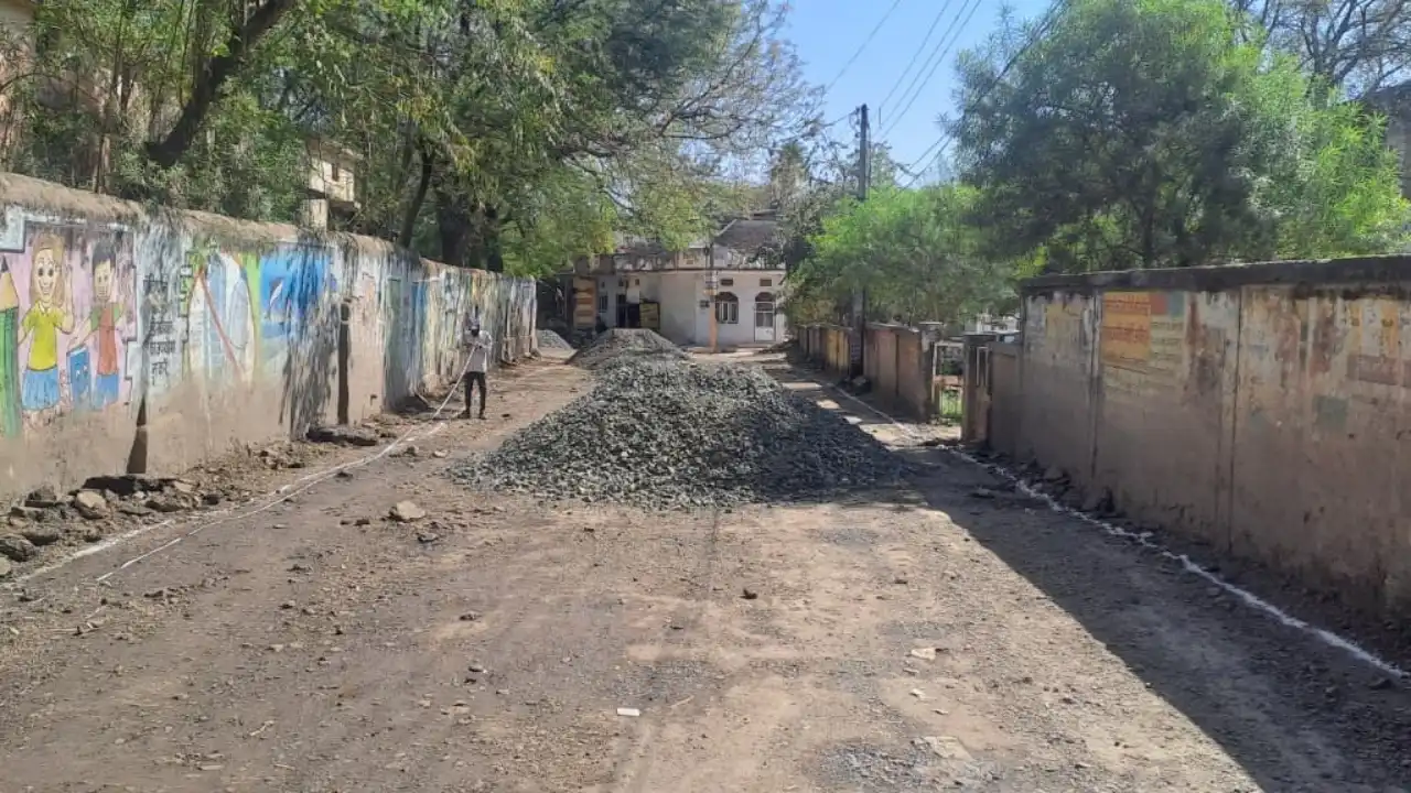 उत्कृष्ट विद्यालय के समीप सीसी रोड का कार्य जारी ,आवागमन होगा और सुलभ