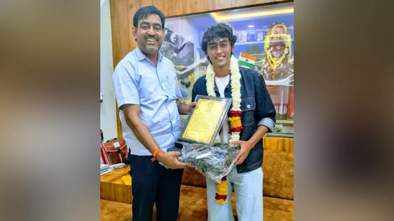 अपनी जान की परवाह किए बिना दिव्यांग अधिवक्ता को बचाने वाले छात्र राघव जैन का सम्मान