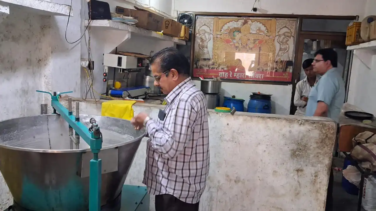 जीरन एवं चीताखेड़ा में खाद्य सुरक्षा टीम ने की कार्रवाई