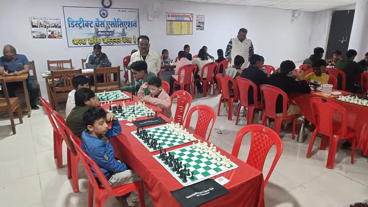 शतरंज से मोबाइल को मात , 50 से ज्यादा बच्चे मोबाइल छोड़, सीख रहे शतरंज की चालें