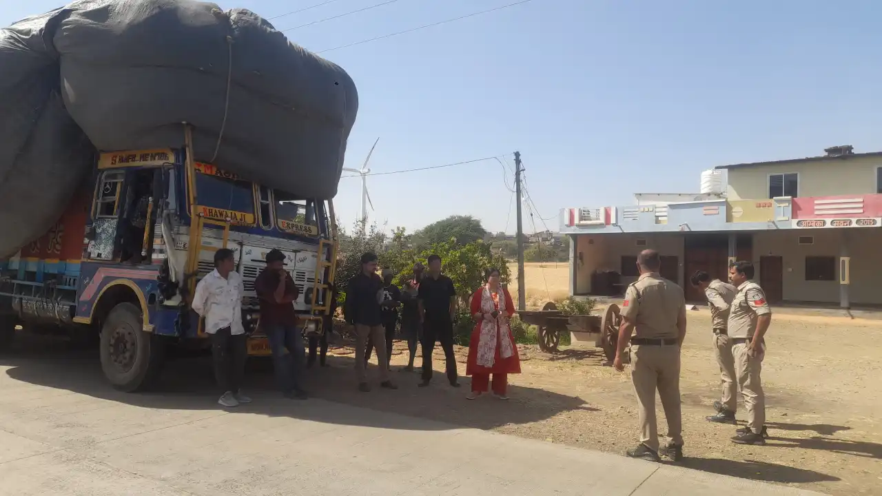 चारा एवं भूसे के अवैध परिवहन पर प्रशासन की कार्रवाई, चार ट्रक जप्त