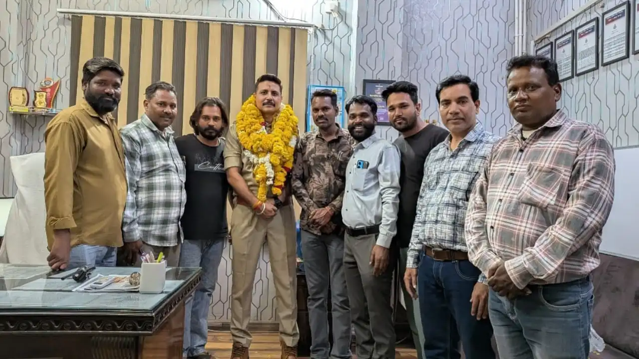 केंट थाना प्रभारी श्री सौरभ जी शर्मा का हुआ सम्मान ! केंट थाना प्रभारी श्री सौरभ जी शर्मा का हुआ सम्मान !