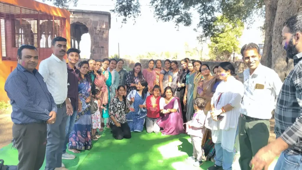 सीएमसीएलडीपी विद्यार्थियों द्वारा जल संचय को लेकर मानव श्रंखला बना कर जागरुकता का संदेश दिया