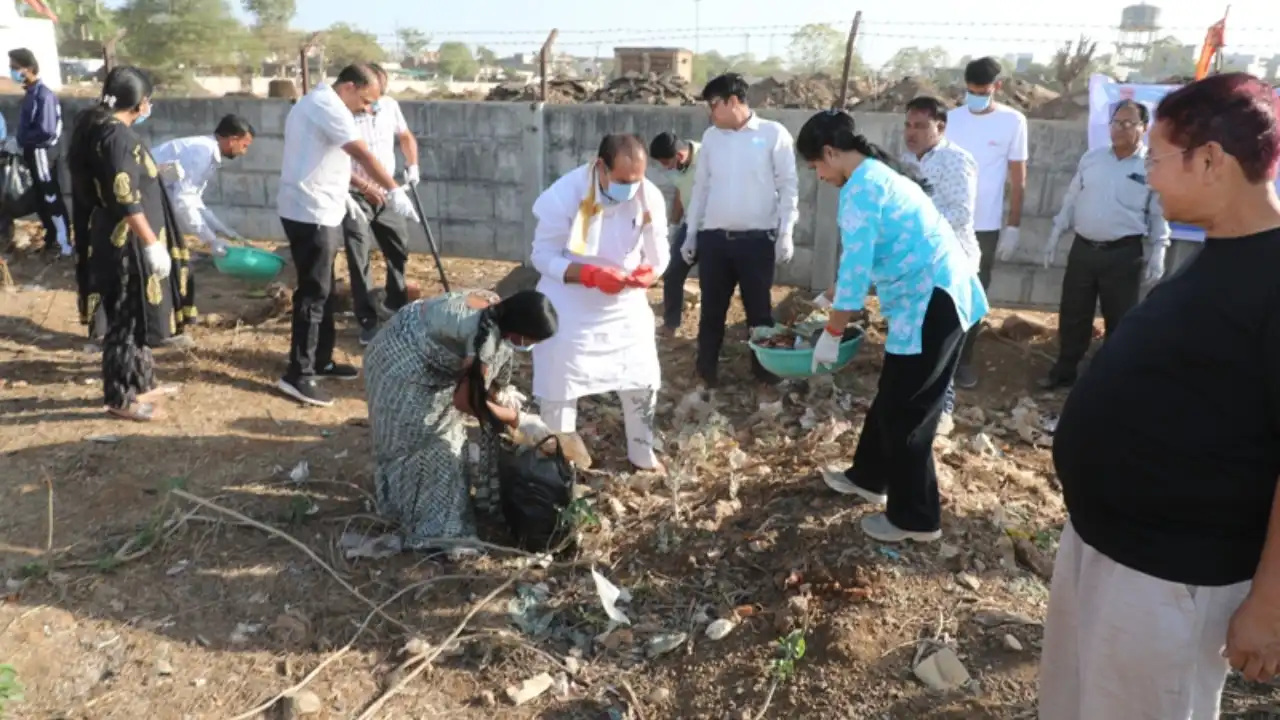 जन सहयोग से जल संवर्धन के तहत ग्वालटोली तालाब पर स्वच्छता के लिए किया श्रमदान