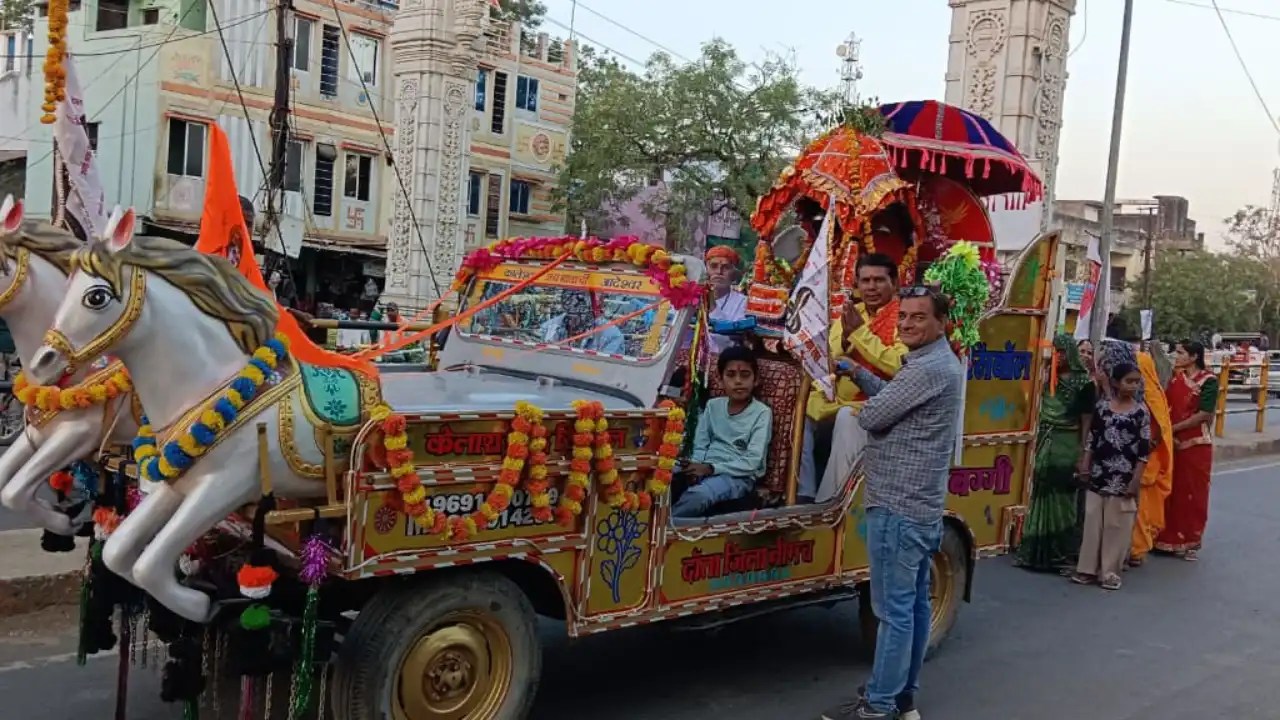 अष्टमी पर जूना खाकर देव महाराज का भव्य जुलूस, नगर में गूंजा श्रद्धा का उल्लास