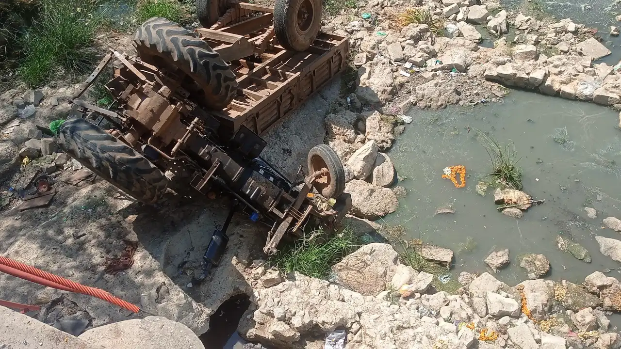 अठाना की पुरानी पुलिया पर ट्रैक्टर-ट्रॉली पलटी, चालक गंभीर घायल