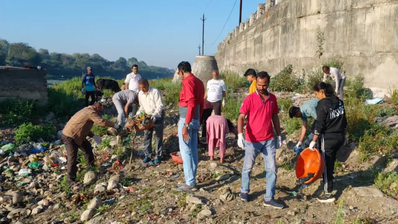 रंग पंचमी पर भी जारी रहा शिवना शुद्धिकरण अभियान, श्रमदानियों ने किया नदी तट की सफाई