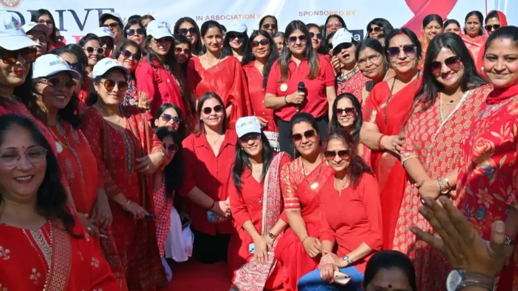 महिला दिवस पर 80 से अधिक कारों की जागरूकता रैली, कैंसर और थैलेसीमिया पर दी जानकारी