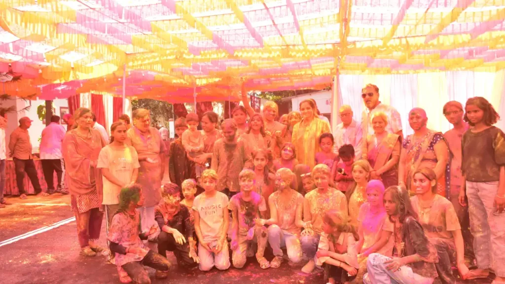 कलेक्टर श्रीमती गर्ग ने अपना घर की बालिकाओं के साथ खेली होली