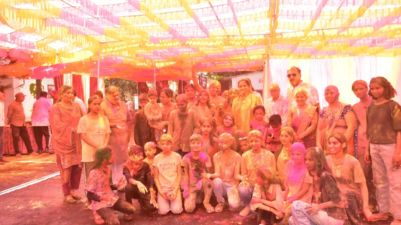 कलेक्टर श्रीमती गर्ग ने अपना घर की बालिकाओं के साथ खेली होली