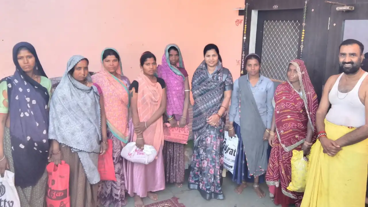 महिलाओं को साड़ी भेट कर अंतर्राष्ट्रीय महिला दिवस पर महिलाओं का सम्मान किया