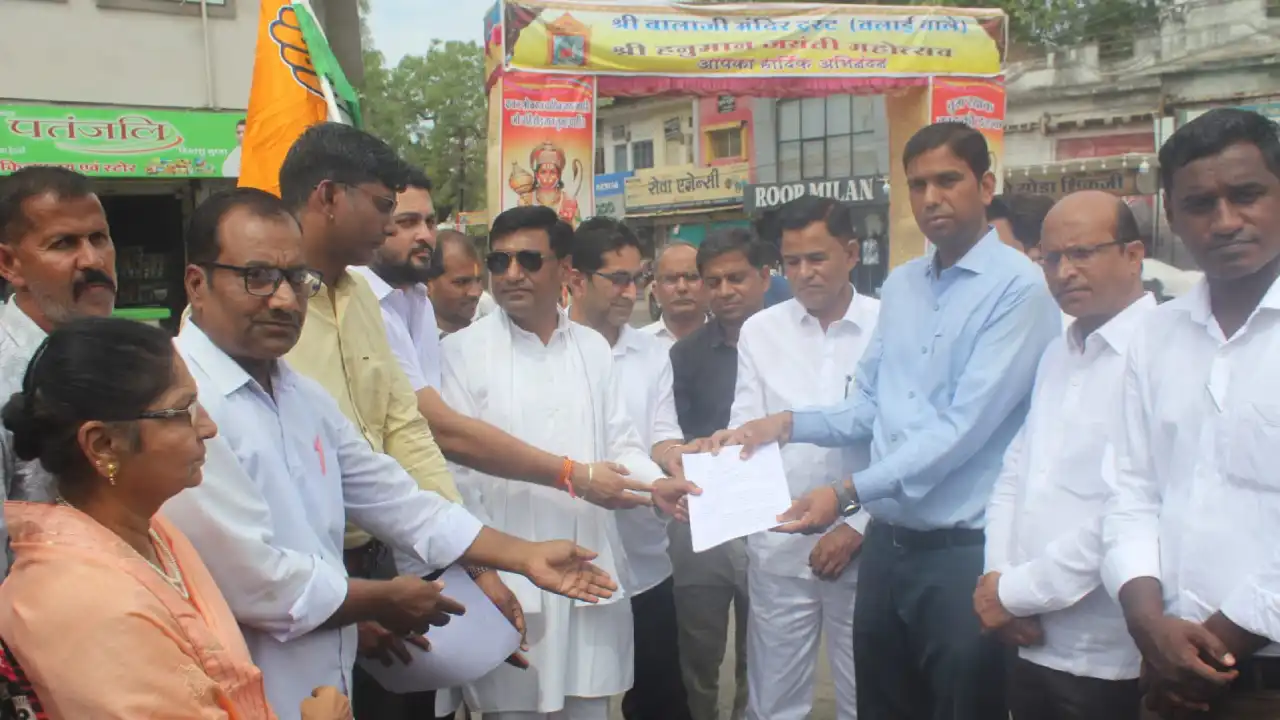 जनविरोधी नीतियों के खिलाफ गांधी चौराहा पर कांग्रेस का प्रदर्शन, नारेबाजी कर सौंपा ज्ञापन