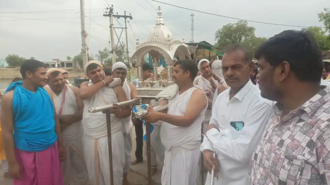 ग्राम झांतला में महावीर भगवान जन्म जयंती बड़े हर्षो,उल्लास के साथ मनाई गयी।