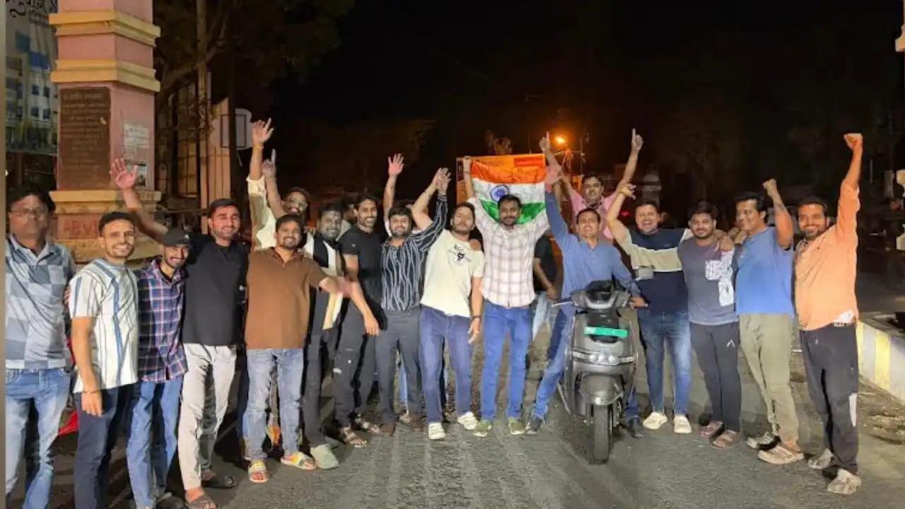 मंदसौर में भी मना भारत की जीत का जश्न, युवाओं ने निकाला जुलूस
