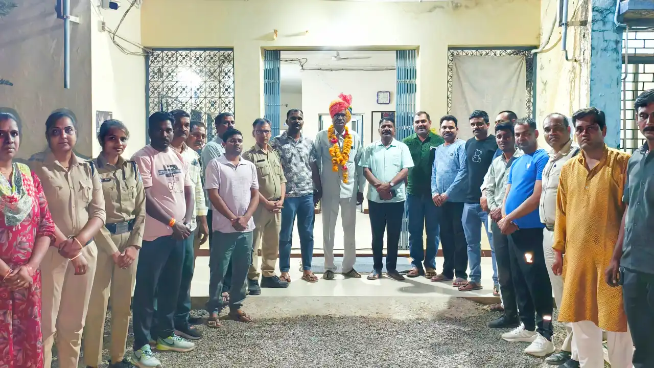 सेवानिवृति समारोह: पुलिस थाने में हुआ सम्पन्न, पुलिस परिवार ने दे आत्मीय विदाई