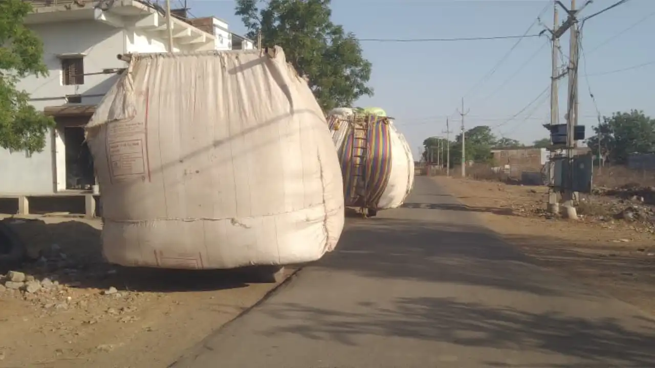 क्षेत्र में ओवरलोड भूसा वाहनों का कहर, हादसों का बढ़ता खतरा