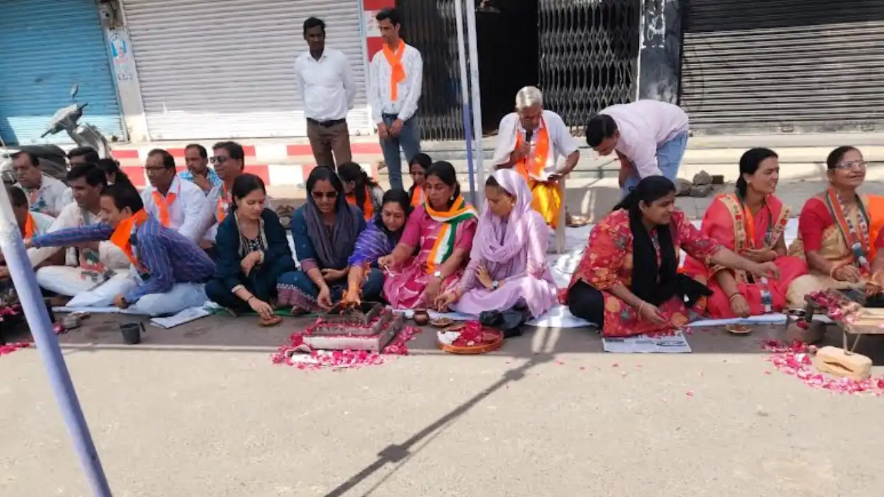 मंदसौर  शहर कांग्रेस द्वारा केन्द्र सरकार और प्रधानमंत्री की सद्बुद्धि हेतु किया सद्बुद्धि यज्ञ