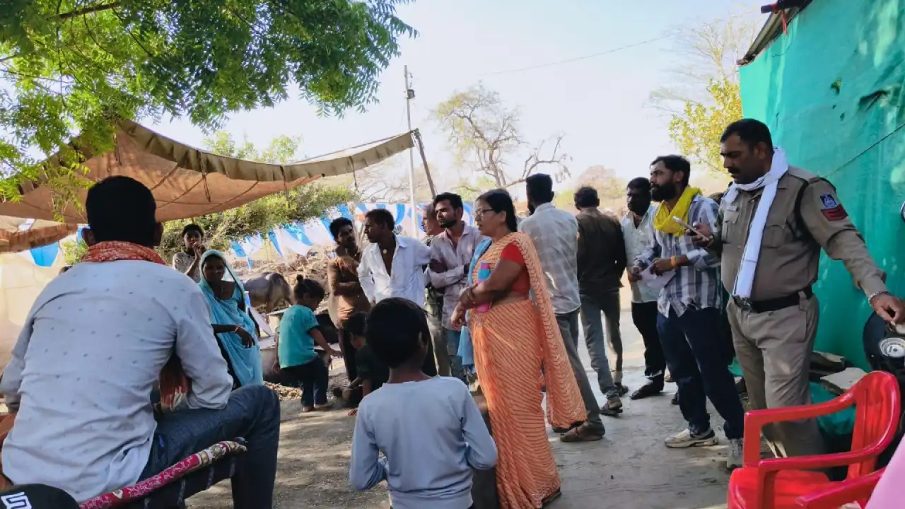 बारात रवाना होने से पहले पहुंची प्रशासन की टीम