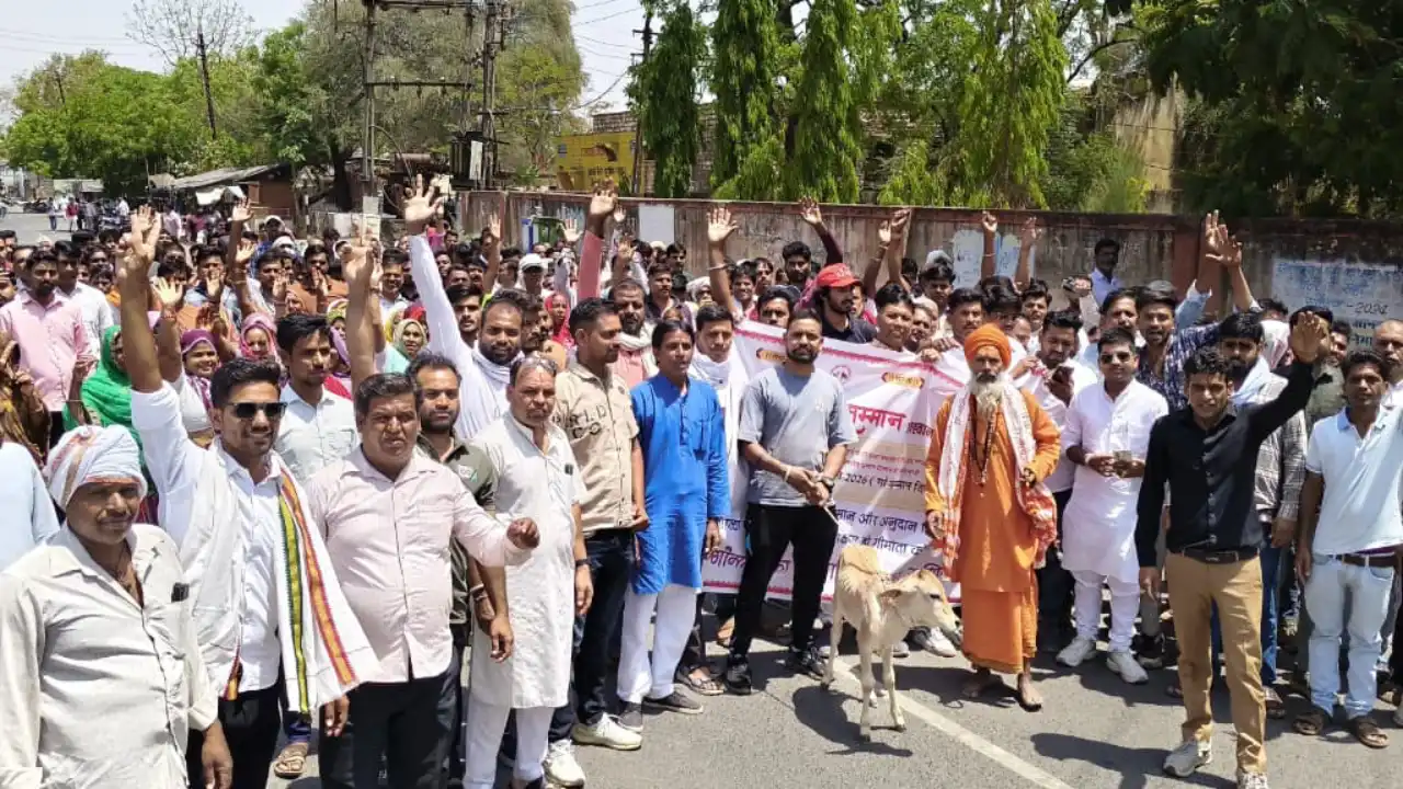 शहर में प्रातः काल से ही गौ माता को राष्ट्रीय सम्मान दिलाने को लेकर गो भक्तों के आह्वान पर संपूर्ण बंद रहा।