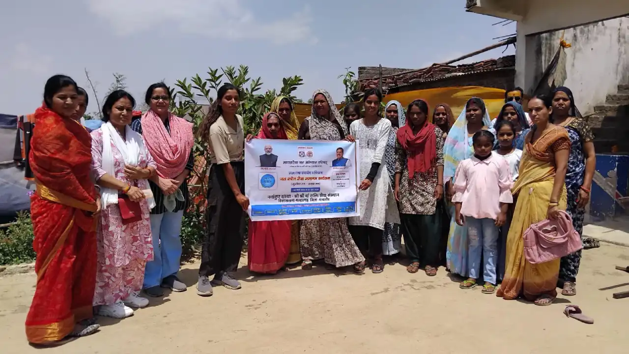 ध्यान योग जन संगोष्ठी एवं नवांकुर सखियों के साथ चौपाल बैठक के बाद शिवना किनारे सफाई अभियान चलाया गया।