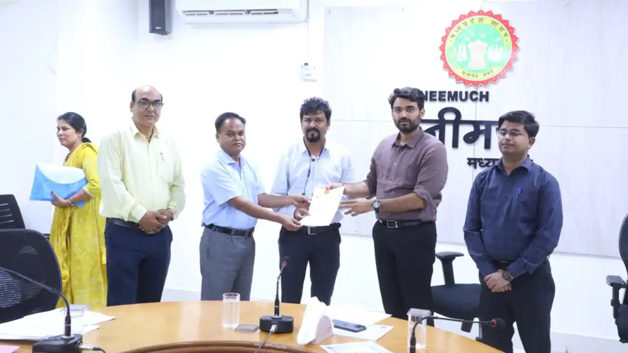 सभी स्वास्थ्य संस्थाओं में सुचारू रूप से उपलब्ध कराएं स्वास्थ्य सेवाएं: कलेक्टर श्री चंद्रा